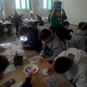 Uczniowie podczas warsztatów malarskich