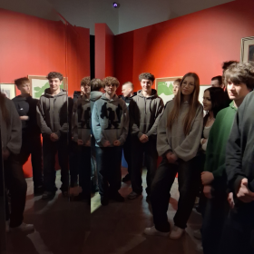 Uczniowie podczas wystawy