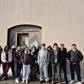 Uczniowie przed budynkiem OMPiO