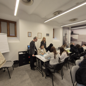 Uczniowie z klasy IIf wraz z wychowawcą i prowadzącym warsztaty historyczne w OMPiO