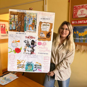 wolontariuszka prezentuje plakat zrobiony z nagrodzonych prac