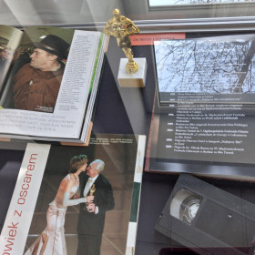 Gablotka upamiętniająca Andrzeja Wajdę