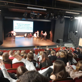 młodzież śpiewa pieśń