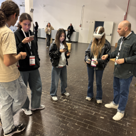 na zdjęciu widać grupę uczniów biorących udział w warsztatach z udziałem okularów VR