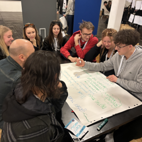 na zdjęciu widać młodzież biorącą udział w projekcie edukacyjnym