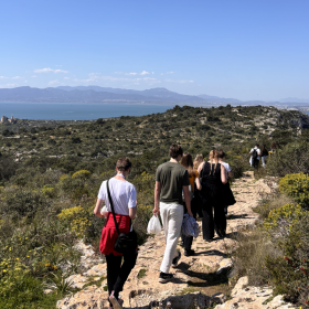 na zdjęciu widać nowoczesną przestrzeń o charakterze warsztatowym obok umieszczona jest duża tablica z przypiętymi cytatami i zadaniami do wykonania