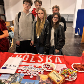 na zdjęciu widać młodzież  reprezentującą Polskę podczas wieczoru międzykulturowego