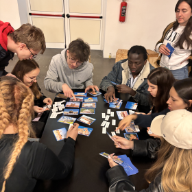 na zdjęciu widać osiem młodych osób uczestniczących w skupieniu w warsztatach edukacyjnych