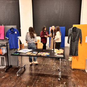 na zdjęciu widać przygotowania do Swap party, bezgotówkowej wymiany towarów