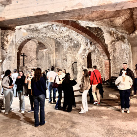 na zdjęciu widać uczestników biorących udział w wymianie młodzieży zwiedzającą kryptę