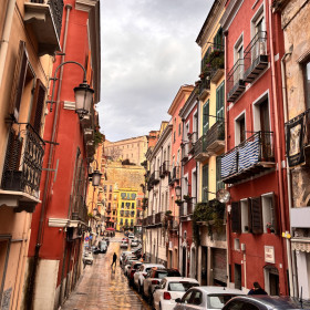 na zdjęciu widać Włoską uliczkę w centrum miasta w Cagliari