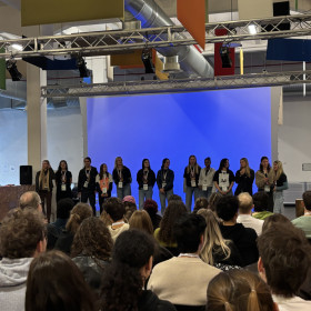 na zdjęciu widać wolontariuszy wymiany młodzieży na scenie o raz uczestników