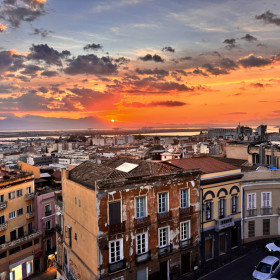 na zdjęciu widać zachód słońca z punktu widokowego w centrum Cagliar