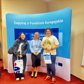 Dwoje uczniów stoi wraz z organizatorką.