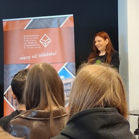 Pani prowadząca i uczniowie