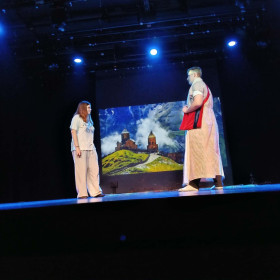 Pasterz i Emanuela idą drogą