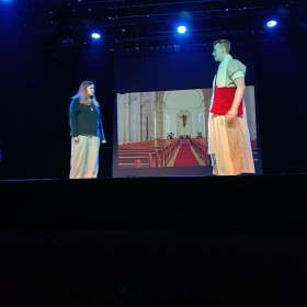 Pasterz i Emanuela rozmawiają