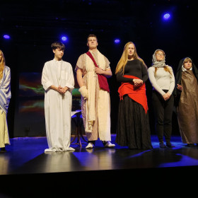 po spektaklu wszyscy stoją w rzędzie