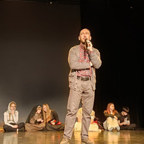 świadectwo Adama na scenie