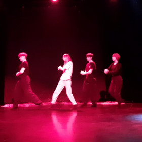 uczniowie tańczą taniec demonów