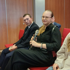 uczennica naszej szkoły zadaje pytanie w trakcie sesji pytań otwartych