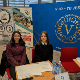 uczennice reprezentujące naszą szkołę siedzą przy stoliku numer 9