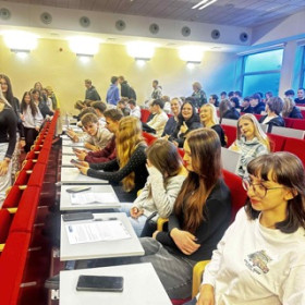 Uczniowie siedzą w auli