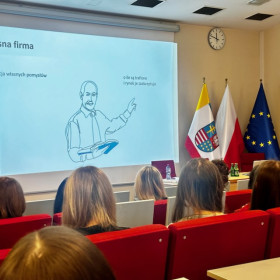 Uczestnicy warsztatów podczas prezentacji