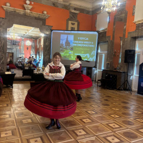 występ taneczny w strojach ludowych