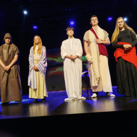 występujący stoją w rzędzie