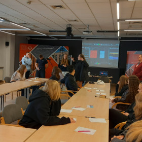 grupa osób opowiada stworzona historię