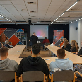 młodzież podczas warsztatów słucha p. Małgorzaty