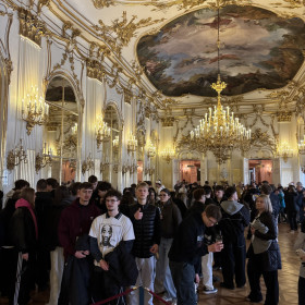 na zdjęciu widoczne jest zabytkowe wnętrze na pierwszym palnie stoją uczniowie