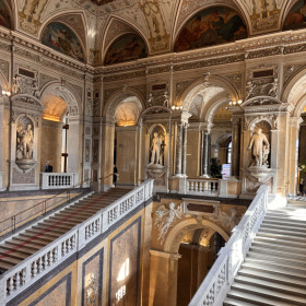 Na zdjęciu widoczne są ogromne schody oraz zabytkowe wnętrze pałacu