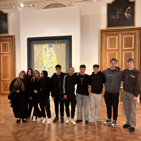 Na zdjęciu widoczni są uczniowie  na tle obrazu Gustava Klimta w Belwederze