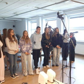 prowadząca z młodzieżą przy mikrofonie