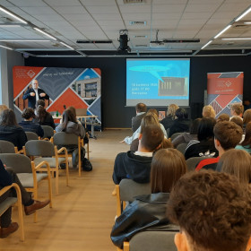 uczestnicy wykładu słuchaja p. Millera