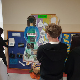 uczniowie analizują elementy wystawy