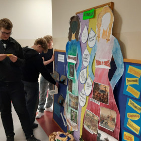 uczniowie czytają cytaty biblijne