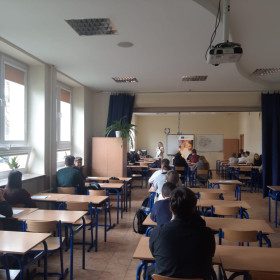 Uczniowie oczekujący na arkusze konkursowe