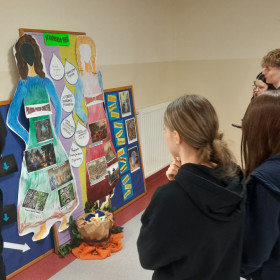 uczniowie oglądają wystawę