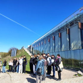 Uczniowie przed obiektem budynku Geonatura Wietrznia Kielce