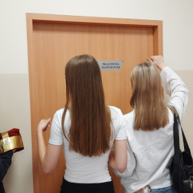 uczniowie pukają do drzwi klasy
