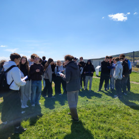 Uczniowie rozwiązujący zadania quizu terenowego