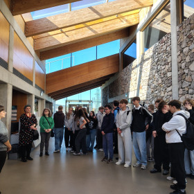 Uczniowie słuchający objaśnień przewodnika