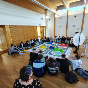 Uczniowie uczestniczą w grze dydaktycznej