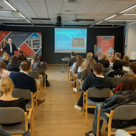 wykładowca opowiada historie radia