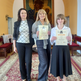 Laureatka konkursu z opiekunką i organizatorką konkursu