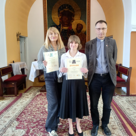Laureatka z opiekunka i ks. dyrektorem szkoły organizującej konkurs