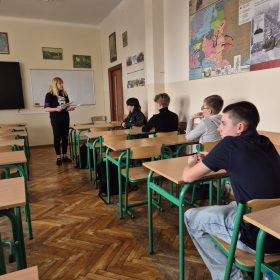 Uczniowie ze szkół podstawowych wraz z opiekunami podczas konkursu